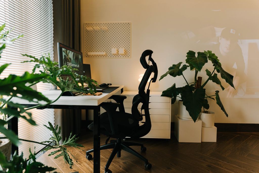 Jak ergonomiczne krzesła biurowe wpływają na wydajność pracy?