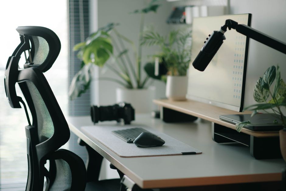 Aranżacja stanowiska pracy – jak dobrać krzesło i biurko, by zwiększyć efektywność?