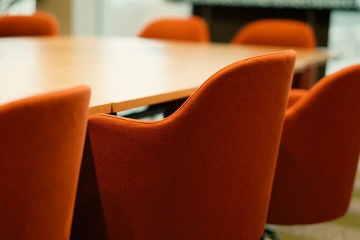 Jak dobrać styl krzesła biurowego do aranżacji stanowiska pracy?