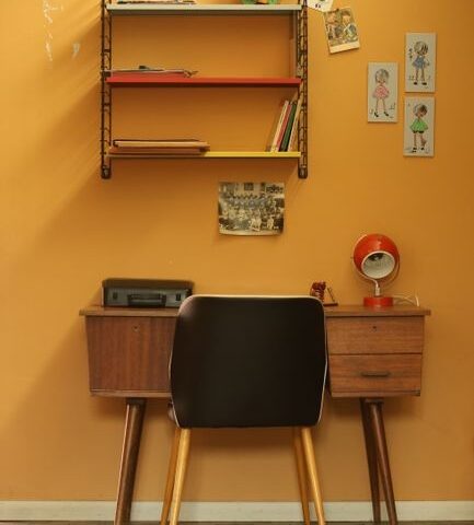 Styl retro w nowoczesnym biurze: jak wybrać krzesło biurowe z duszą?